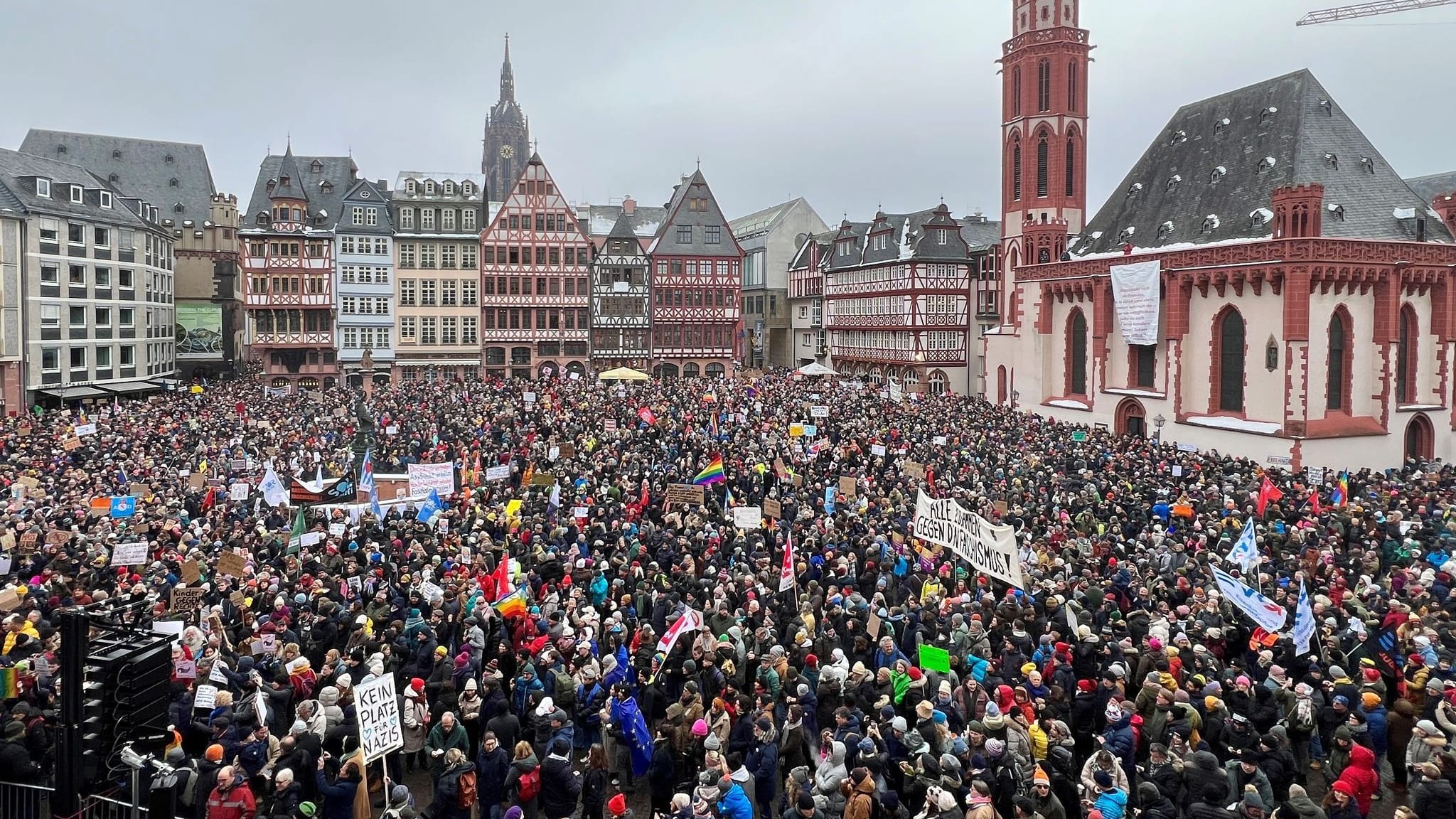 Demos gegen rechts: 35.000 Menschen demonstrieren in Frankfurt am Main
