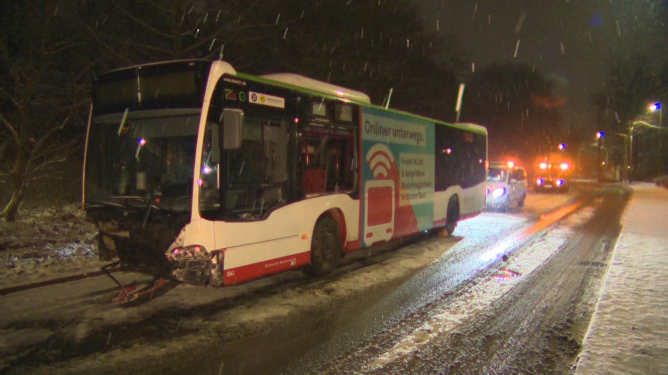 Der verunfallte Linienbus am Nussbaumweg: Der Bus wurde am Nachmittag aus dem Verkehr gezogen.