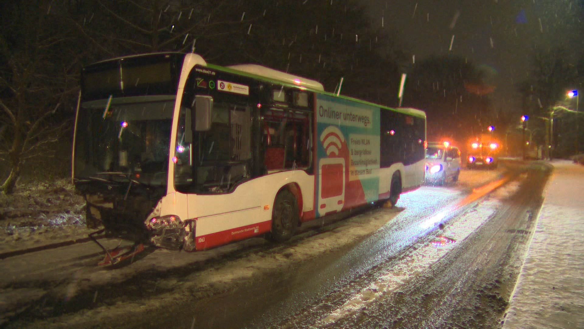Der verunfallte Linienbus am Nussbaumweg: Der Bus wurde am Nachmittag aus dem Verkehr gezogen. Der verunfallte Linienbus am Nussbaumweg: Der Bus wurde am Nachmittag aus dem Verkehr gezogen.