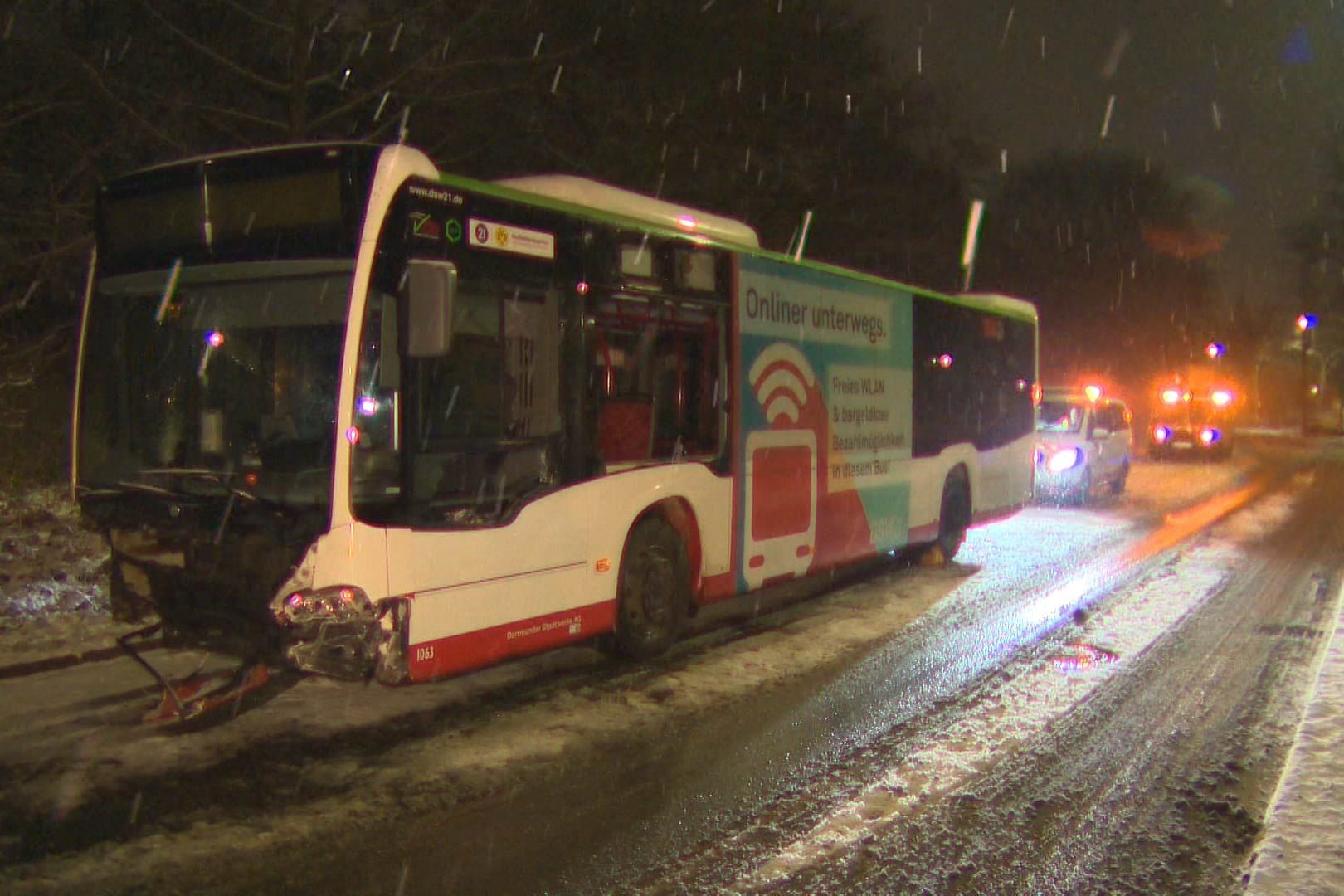 Der verunfallte Linienbus am Nussbaumweg: Der Bus wurde am Nachmittag aus dem Verkehr gezogen.
