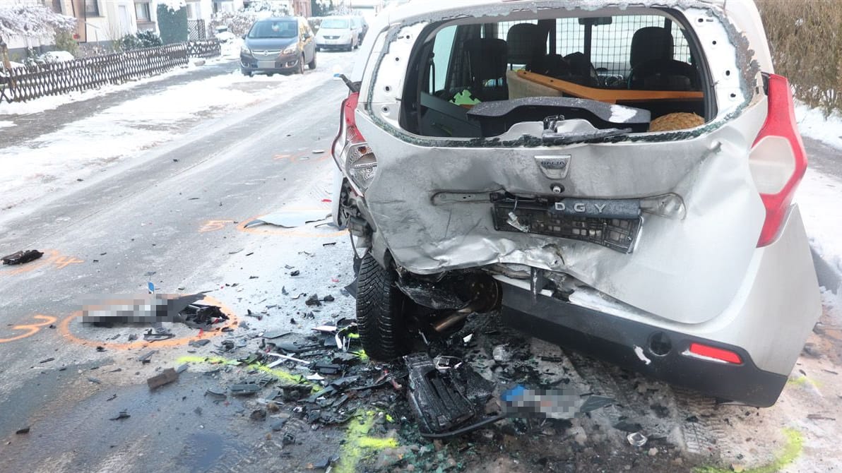 Auf der Bachstraße kollidierte der Mann mit einem geparkten Auto.