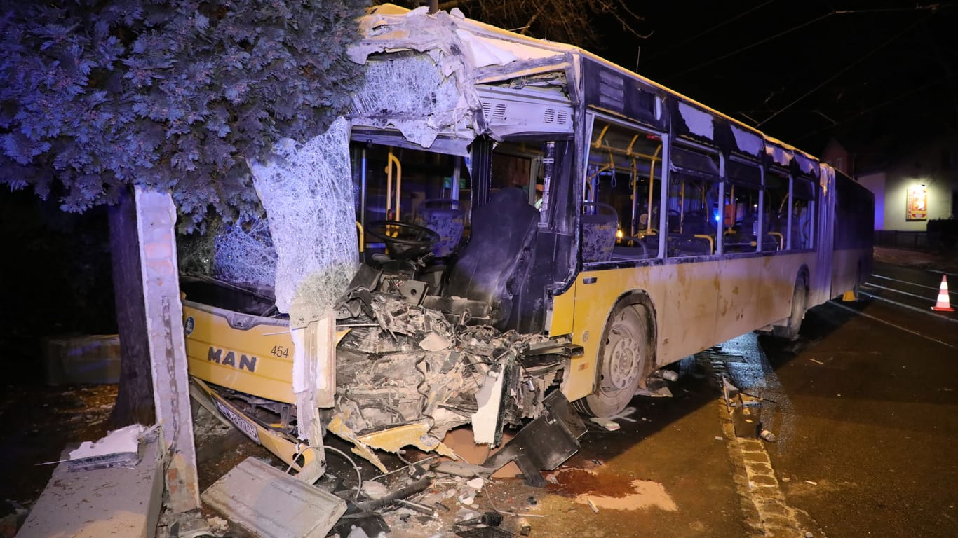 Der verunfallte Bus: An dem Fahrzeug entstanden große Schäden.