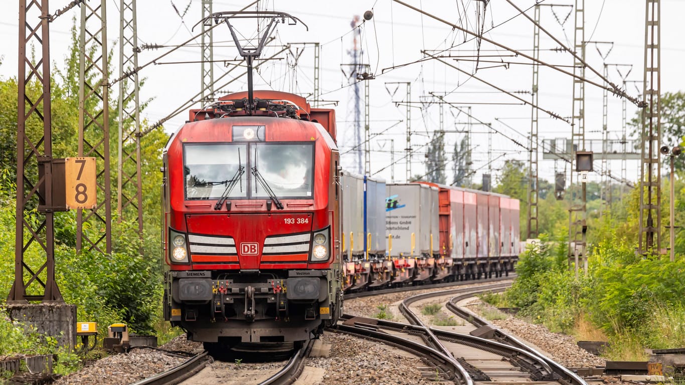 Güterzug der Deutschen Bahn (Archivbild): Besonders die Chemie- und Stahlindustrie wird per Schiene beliefert.