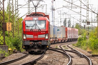 Güterzug der Deutschen Bahn (Archivbild): Besonders die Chemie- und Stahlindustrie wird per Schiene beliefert.
