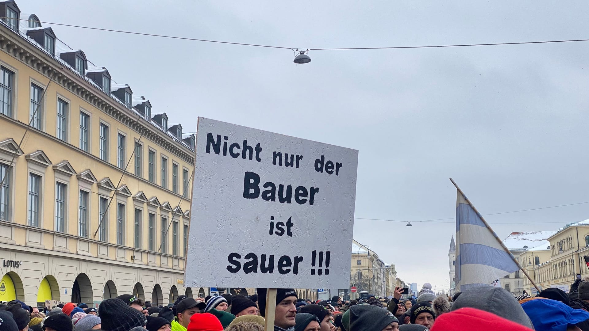 Laut Schätzungen der Münchner Polizei waren knapp 8.000 Teilnehmer bei der Bauern-Demo am Odeonsplatz in München.