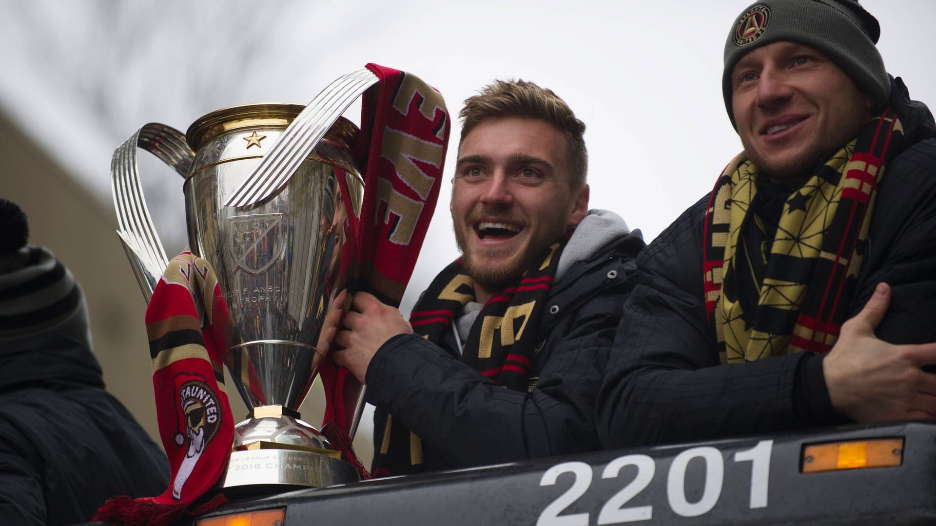 Der erste Streich: Julian Gressel (l.) mit dem MLS Cup.