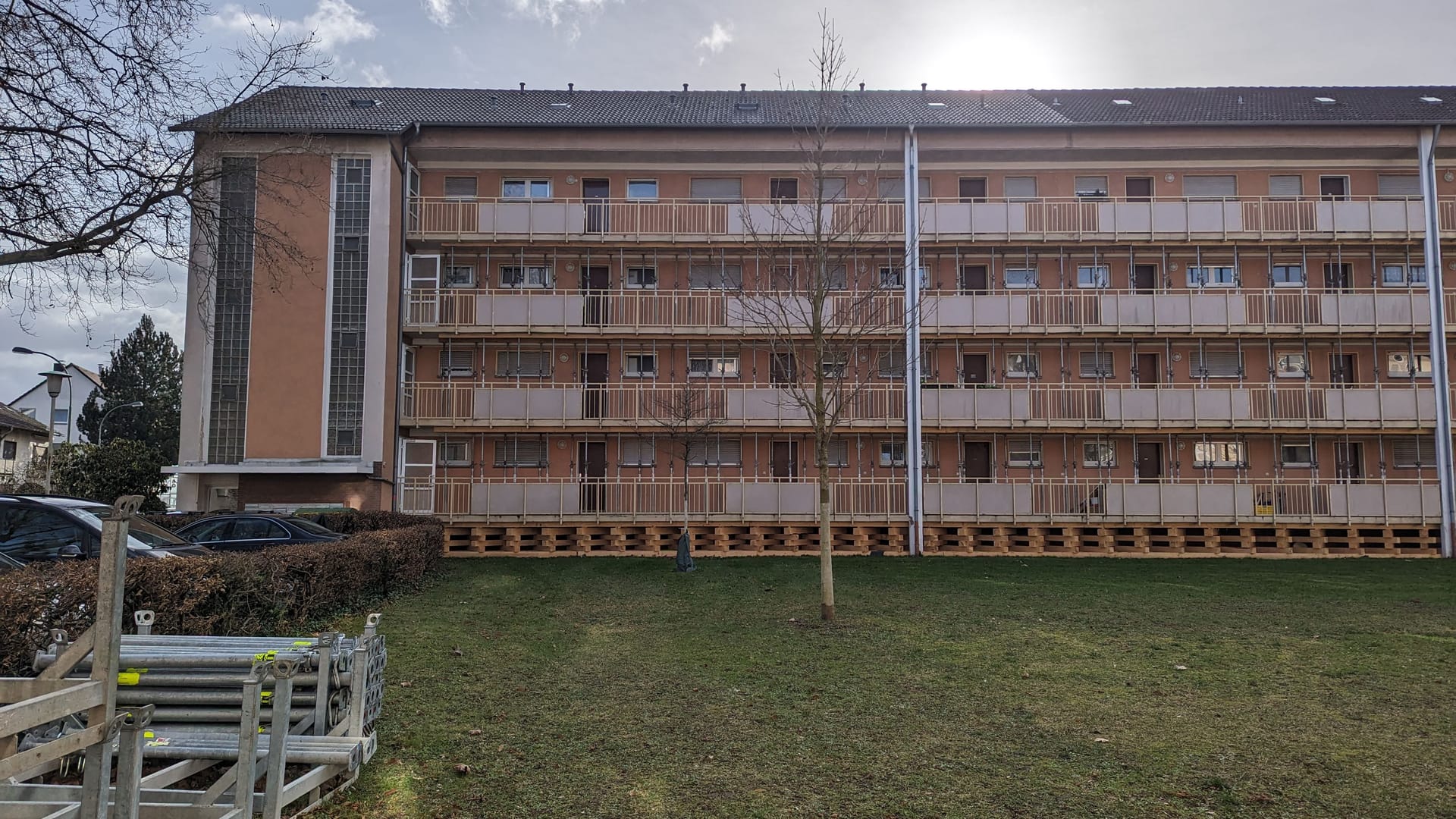 Frankfurt-Sindlingen: Foto vom gesamten Gebäude in der Küferstraße. Teile dieses Hauses sind einsturzgefährdet.