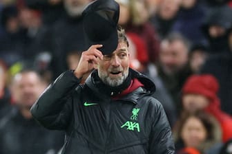 Liverpools Trainer Jürgen Klopp zieht den Hut, als sein Stürmer Mohammed Salah das 4:2 schießt.