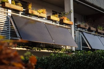 Balkonkraftwerk: Immer mehr Menschen installieren sich eine Solaranlage.