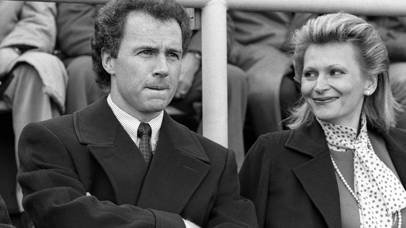 Franz Beckenbauer und Diana Sandmann: Hier im Jahr 1985 auf der Tribüne beim Spiel FC Bayern München gegen FC Schalke 04