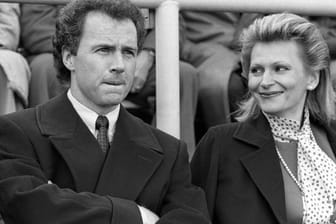 Franz Beckenbauer und Diana Sandmann: Hier im Jahr 1985 auf der Tribüne beim Spiel FC Bayern München gegen FC Schalke 04