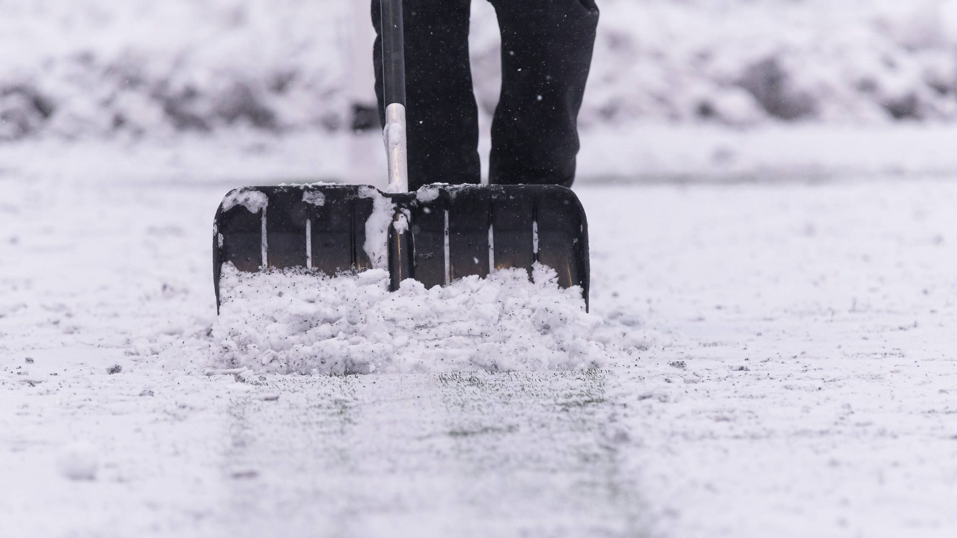 Eine Person beim Schneeschippen (Archivbild): Der Mann starb noch an der Unfallstelle.