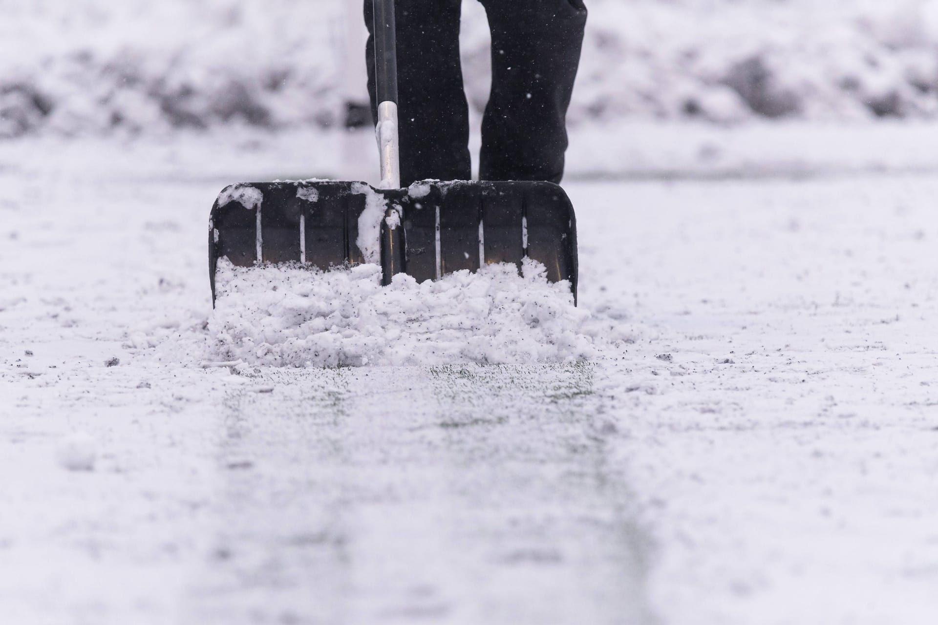 Eine Person beim Schneeschippen (Archivbild): Der Mann starb noch an der Unfallstelle.