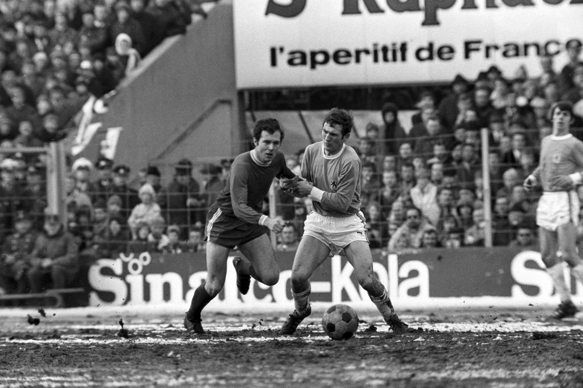 Der junge Franz Beckenbauer (l.) im Jahr 1970 im Derby zwischen dem FC Bayern und 1860 München um Horst Berg (r.).