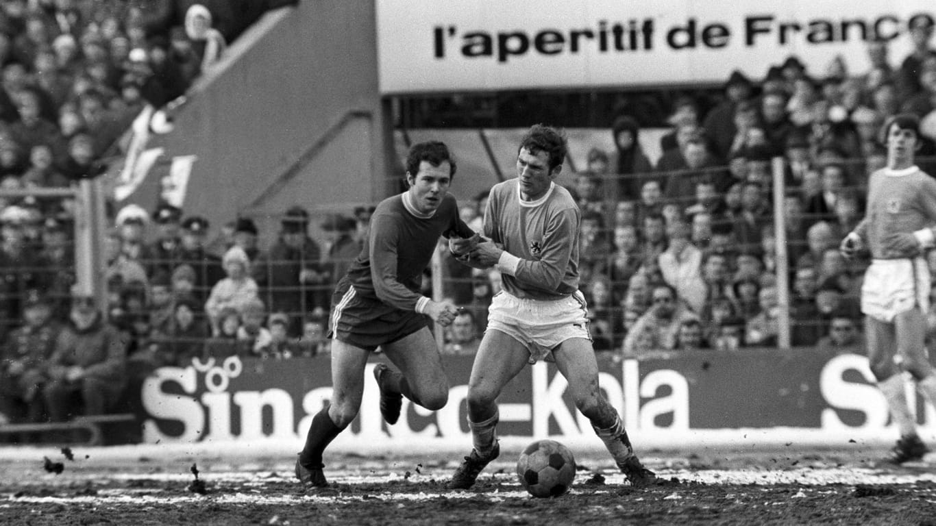 Der junge Franz Beckenbauer (l.) im Jahr 1970 im Derby zwischen dem FC Bayern und 1860 München um Horst Berg (r.).