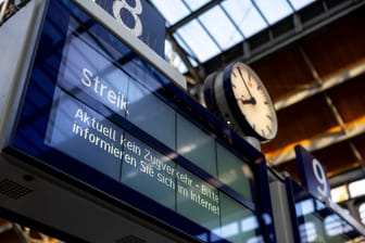 Die GDL ruft Mittwoch bis Montag zum Streik auf (Symbolbild): In Schleswig-Holstein fallen zahlreiche Zugverbindungen aus.