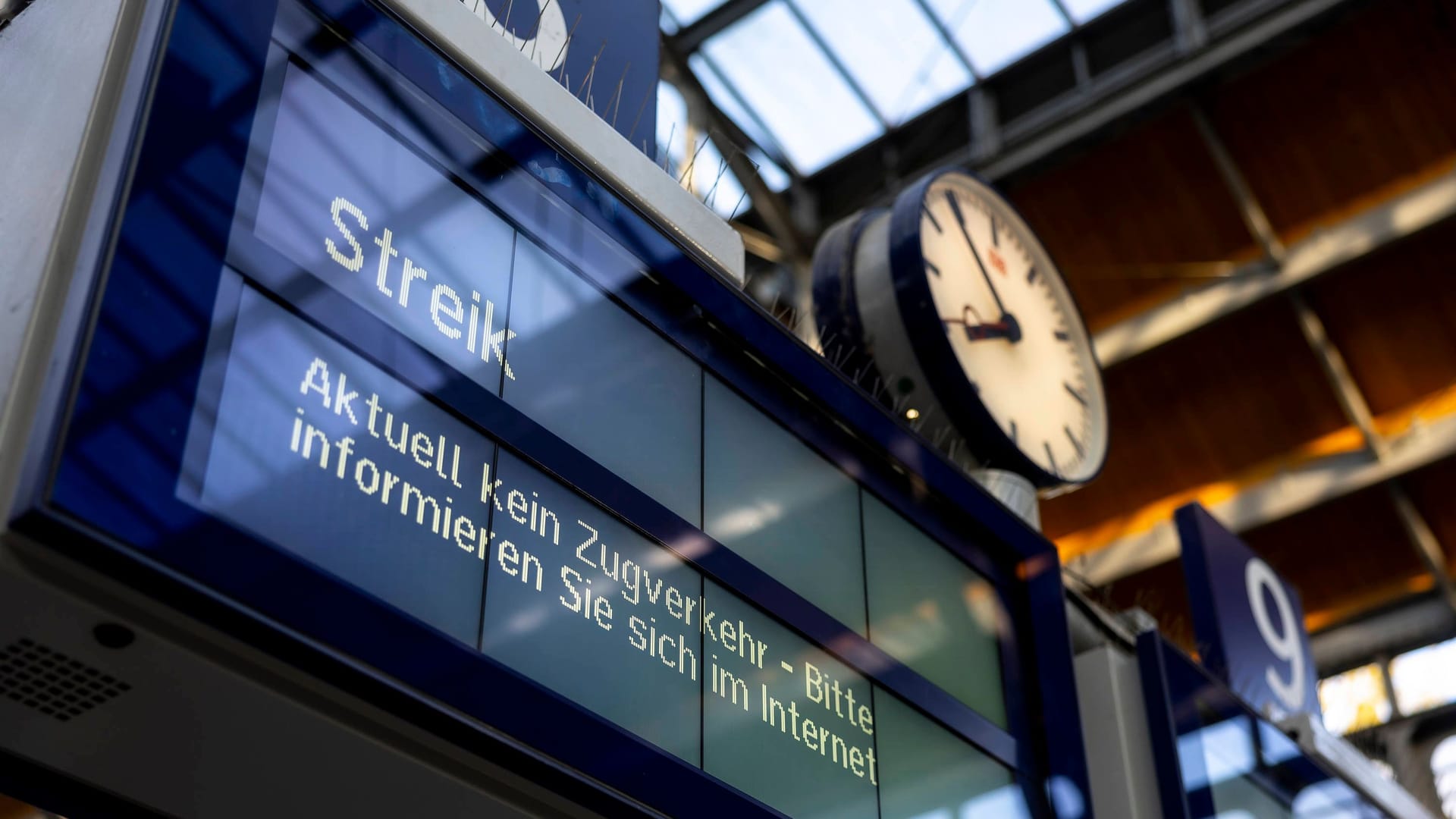 Die GDL ruft Mittwoch bis Montag zum Streik auf (Symbolbild): In Schleswig-Holstein fallen zahlreiche Zugverbindungen aus.