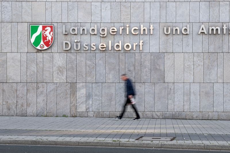 Ein Mann geht am Landgericht und Amtsgericht Düsseldorf vorbei (Symbolbild): Ab Donnerstag muss ich ein Deutsch-Russe wegen der Bedrohung von Ukrainern vor dem Gericht verantworten.