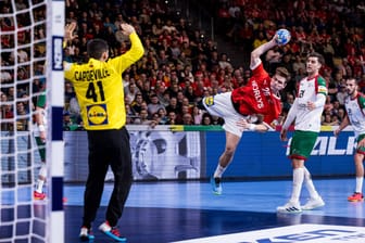Portugals Torwart Gustavo Capdeville im Duell mit Dänemarks Lukas Lindhard Jørgensen: Bei der Europameisterschaft bekamen die Zuschauer in der Olympiahalle hochklassigen Handball geboten.