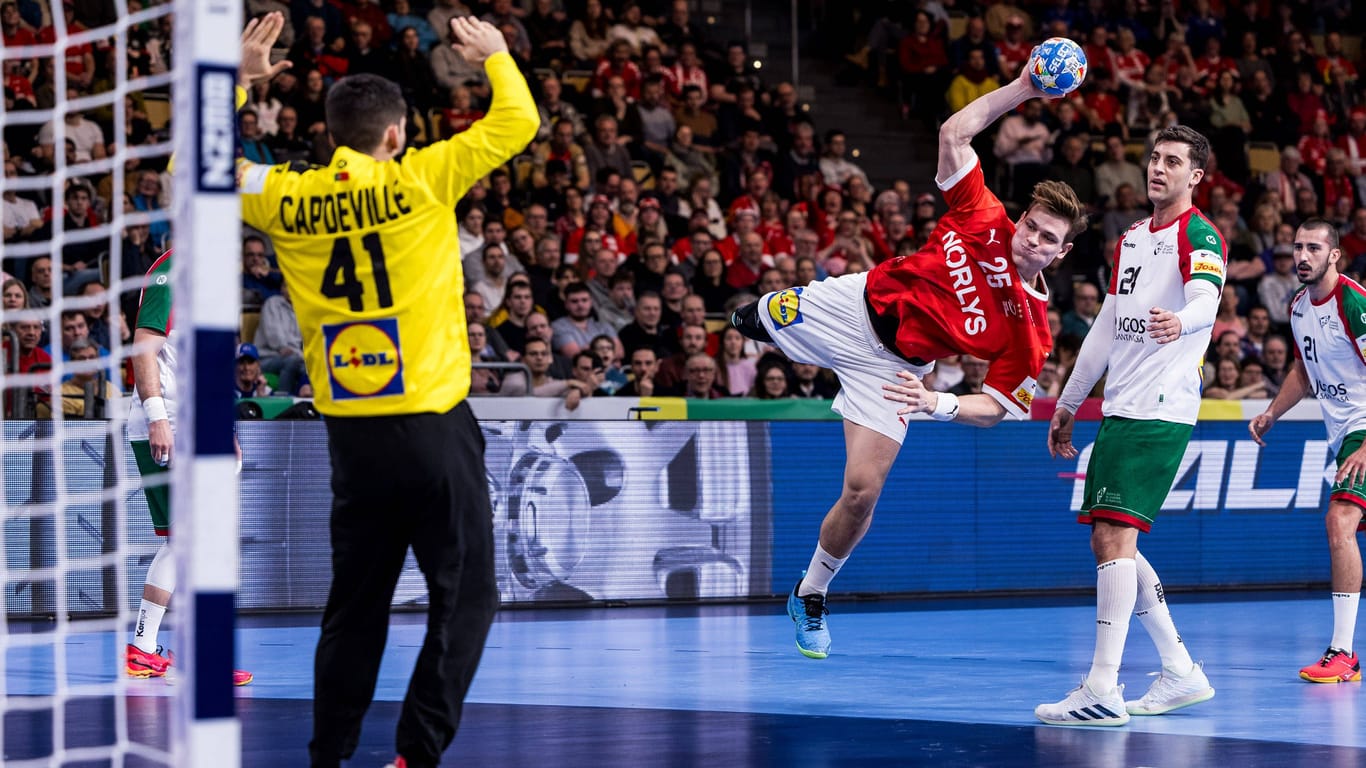 Portugals Torwart Gustavo Capdeville im Duell mit Dänemarks Lukas Lindhard Jørgensen: Bei der Europameisterschaft bekamen die Zuschauer in der Olympiahalle hochklassigen Handball geboten.