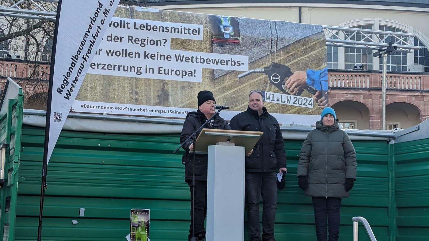 Akteure des Regionalbauernverbandes Wetterau-Frankfurt: Andrea Rahn-Farr (rechts) wird bejubelt, als sie sagt, dass die Landwirte ihre Proteste "jetzt erst recht" fortsetzen.