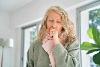 Husten und Heiserkeit: Die Symptome tauchen häufig bei Corona, einer Erkältung oder einem grippalen Infekt auf.
