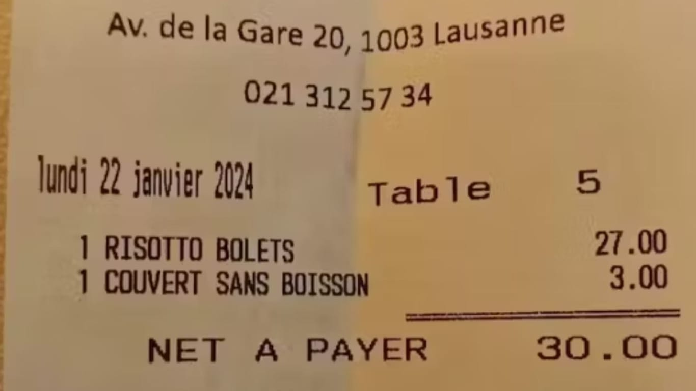 Die Rechnung wurde bei Facebook geteilt: Einem Tisch, der keine Getränke bestellte, wurde dennoch ein Zuschlag von drei Franken berechnet.
