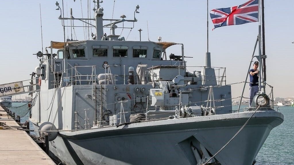 Zwei britische Marineschiffe kollidieren im Hafen von Bahrain