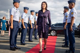 Annalena Baerbock: Die deutsche Außenministerin besucht in Manila die philippinische Küstenwache.