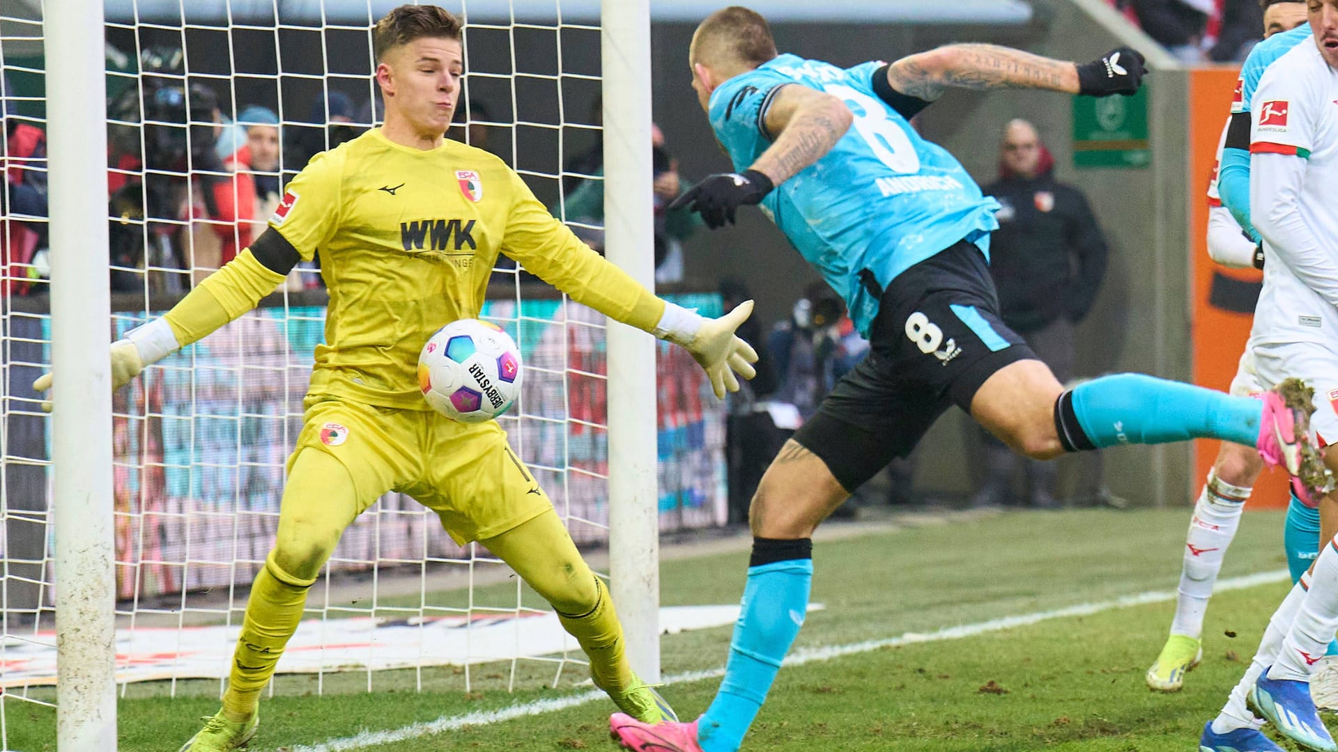 Drückend überlegen: Leverkusens Andrich (r.) scheitert an Augsburgs Torwart Dahmen. Drückend überlegen: Leverkusens Andrich (r.) scheitert an Augsburgs Torwart Dahmen.