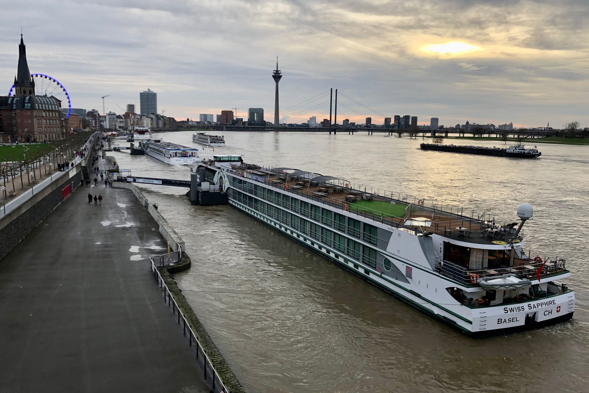 Der Rhein in Düsseldorf (Archivbild): Der Pegel ist in den vergangenen Stunden wieder stark gestiegen.