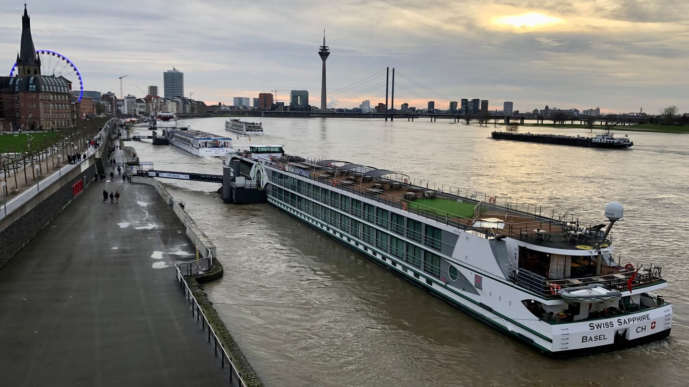Der Rhein in Düsseldorf (Archivbild): Der Pegel ist in den vergangenen Stunden wieder stark gestiegen.
