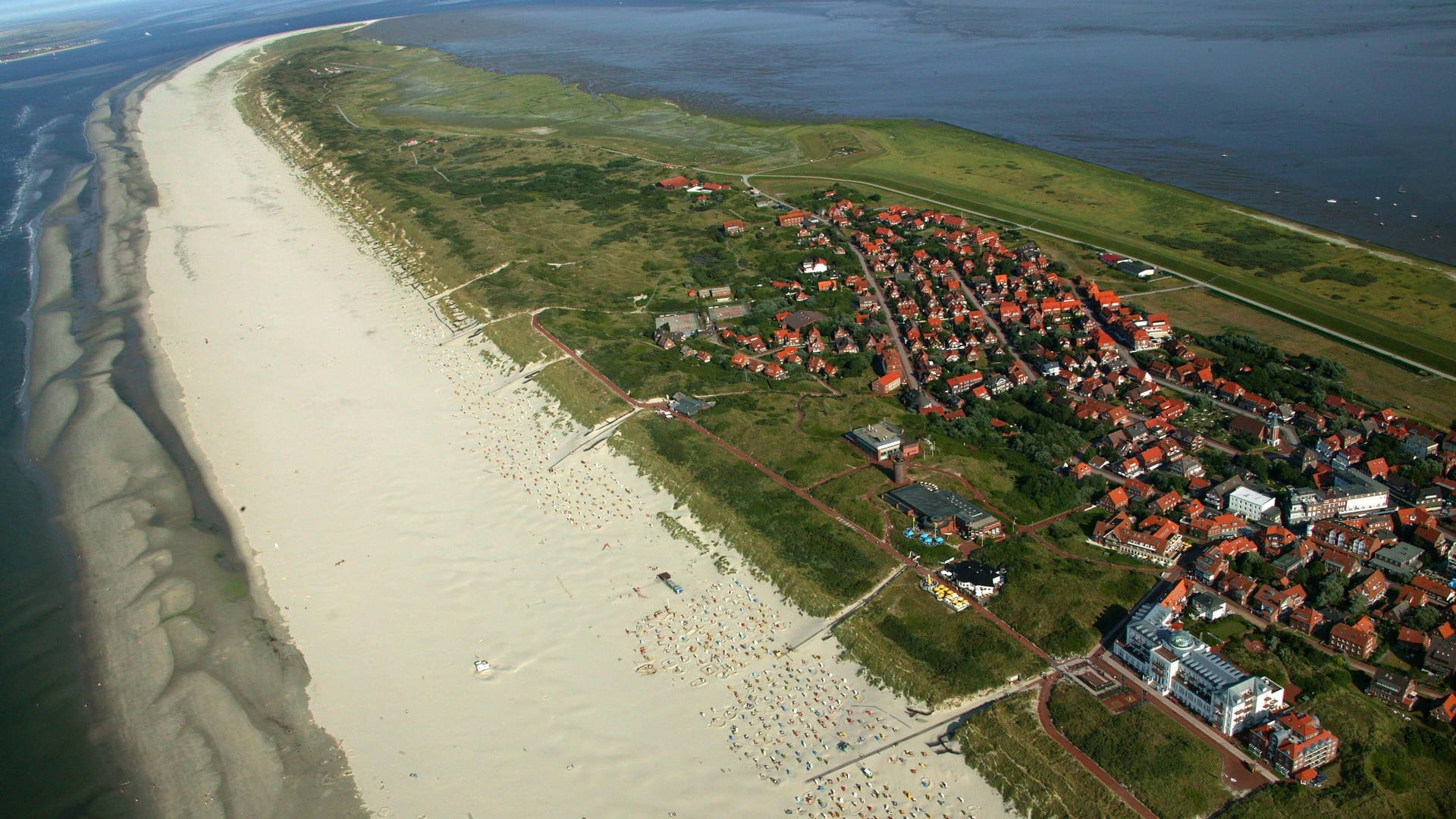 Juist aus der Luft (Archivfoto): Das Eiland ist 17 Kilometer lang und damit die längste ostfriesische Insel.