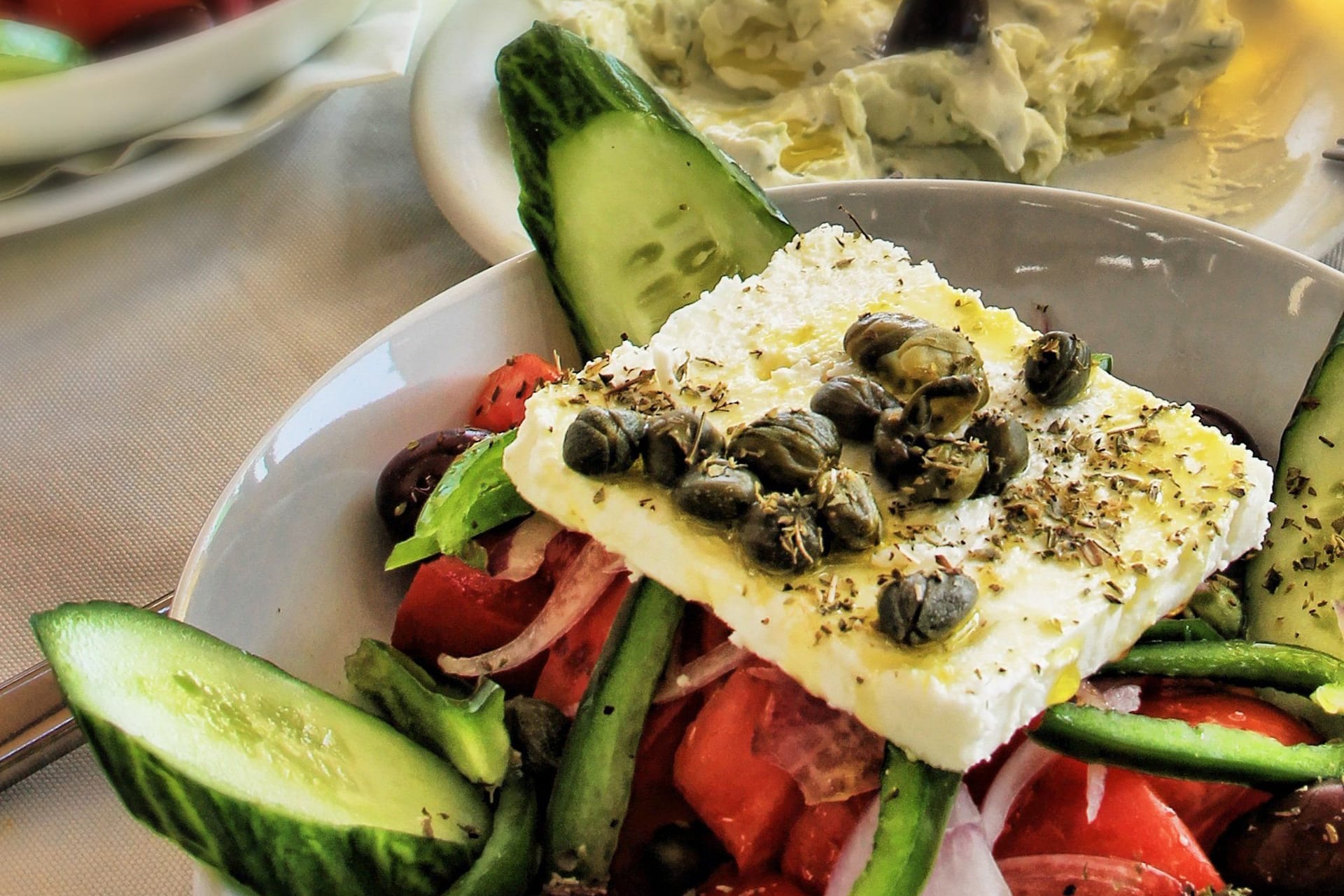 Ob auf Salat oder pur: Überbackener Schafskäse ist lecker und schnell gemacht.