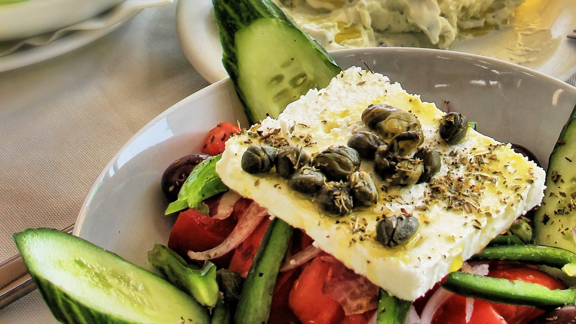 Ob auf Salat oder pur: Überbackener Schafskäse ist lecker und schnell gemacht.