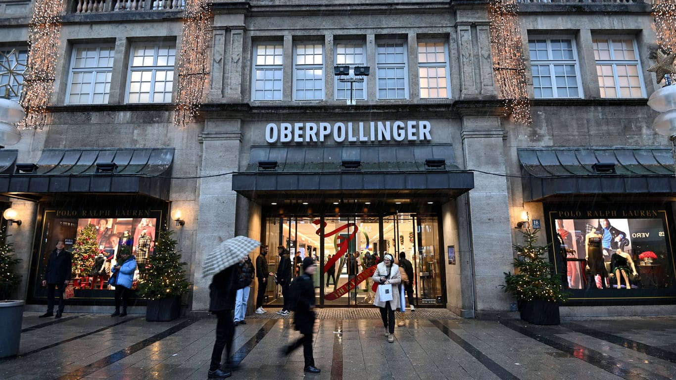 Das Luxus-Warenhaus Oberpollinger in der Münchner Innenstadt (Archivbild).