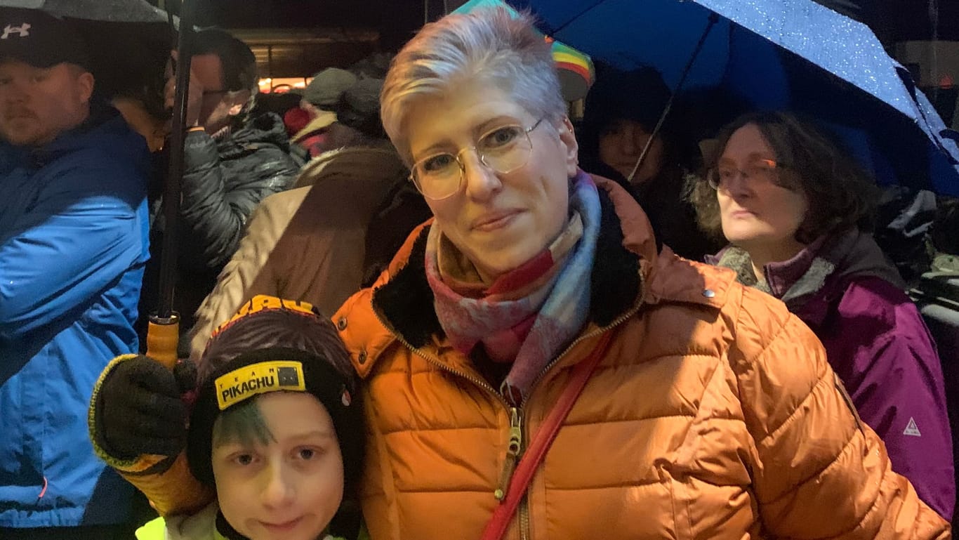 Eitorfer Bürgerin Sabine Houtwrow: Sie demonstrierte mit ihrem Sohn gegen den Bürgerdialog der AfD.