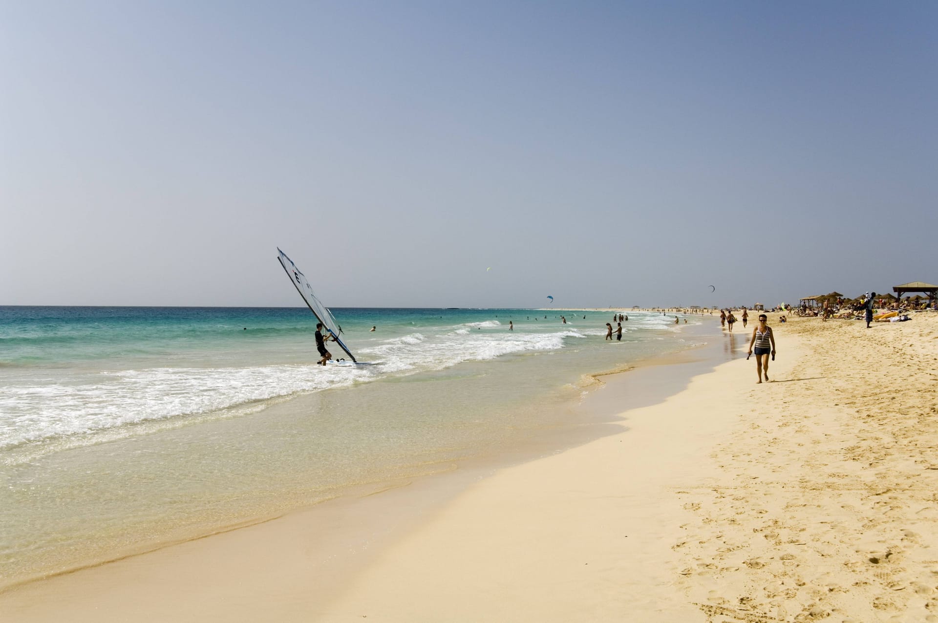 Strand auf Sal: Wassersportler finden abwechslungsreiche Tauchreviere und hervorragende Surfspots – vor allem im Zeitraum Oktober bis Juli herrschen aufgrund der Passatwinde beste Bedingungen.