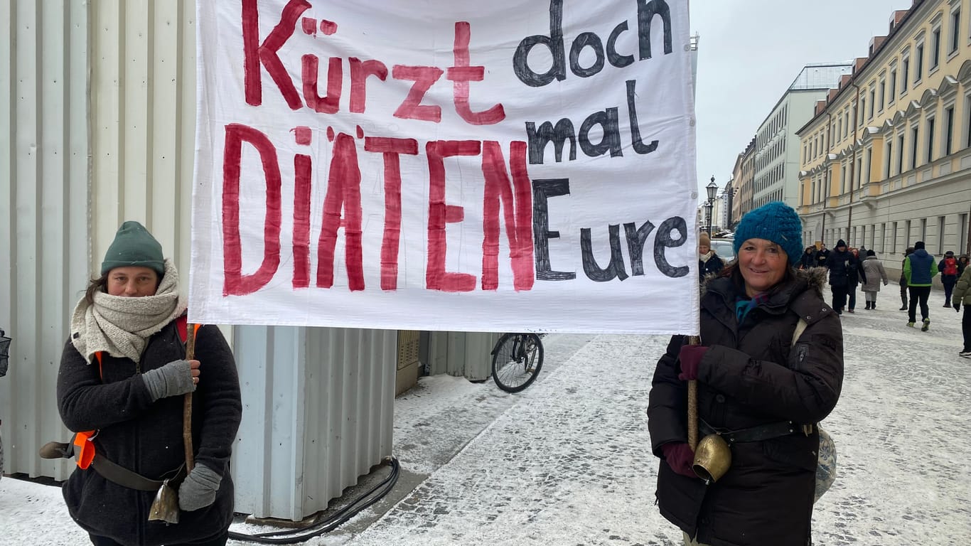 Die beiden Landwirtinnen Kathi Kantlinger und Stefanie Winkler protestierten am Montag am Odeonsplatz in München.