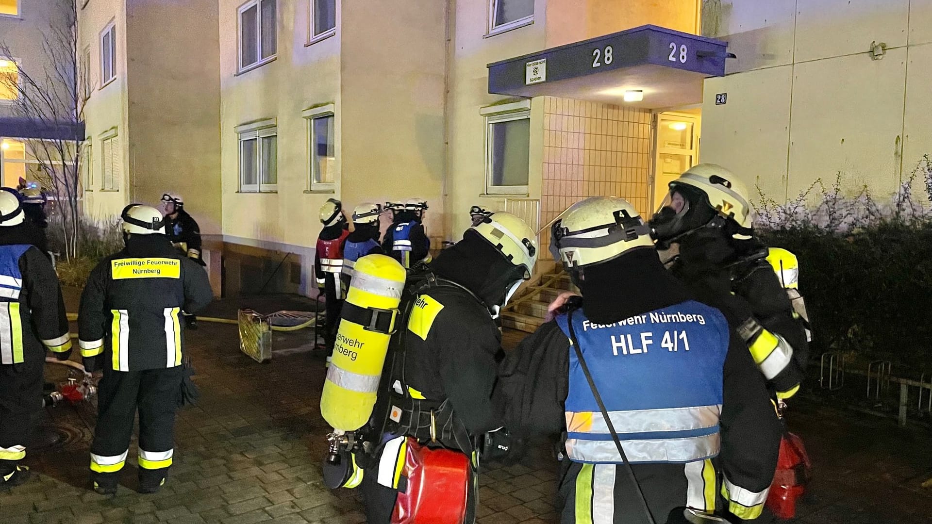 Gegen 18:45 riefen mehrere Anwohner die Feuerwehr. In der Imbuschstraße 28 in Langwasser hat es in einem Hochhauskomplex gebrannt. Das komplette Treppenhaus sei verraucht. Fluchtwege waren abgeschnitten. Daraufhin löste die Leitstelle einen Großalarm aus. Zwei Löschzüge und zwei Drehleiter waren im Einsatz. Die Brandursache konnte schnell lokalisiert werden. Im Kellerbereich kam es zu einem Brand. Dieser wurde mit zwei Stoßtrupps und einem C-Druckschlauch bekämpft und konnte zügig unter Kontrolle gehalten werden. Lüftungsmaßnahmen der Feuerwehr Nürnberg führten dazu, dass das Treppenhaus nach kurzer Zeit wieder rauchfrei war. Nach aktuellem Kenntnisstand wurden keine Personen verletzt. Teils wurden sie in Sicherheit gebracht, oder mussten in ihren Wohnungen verweilen, bis der Brand vollständig gelöscht werden konnte. Aktuell ist die Imbuschstraße für den Verkehr komplett gesperrt. Fahrzeuge werden von der Polizei umgeleitet.