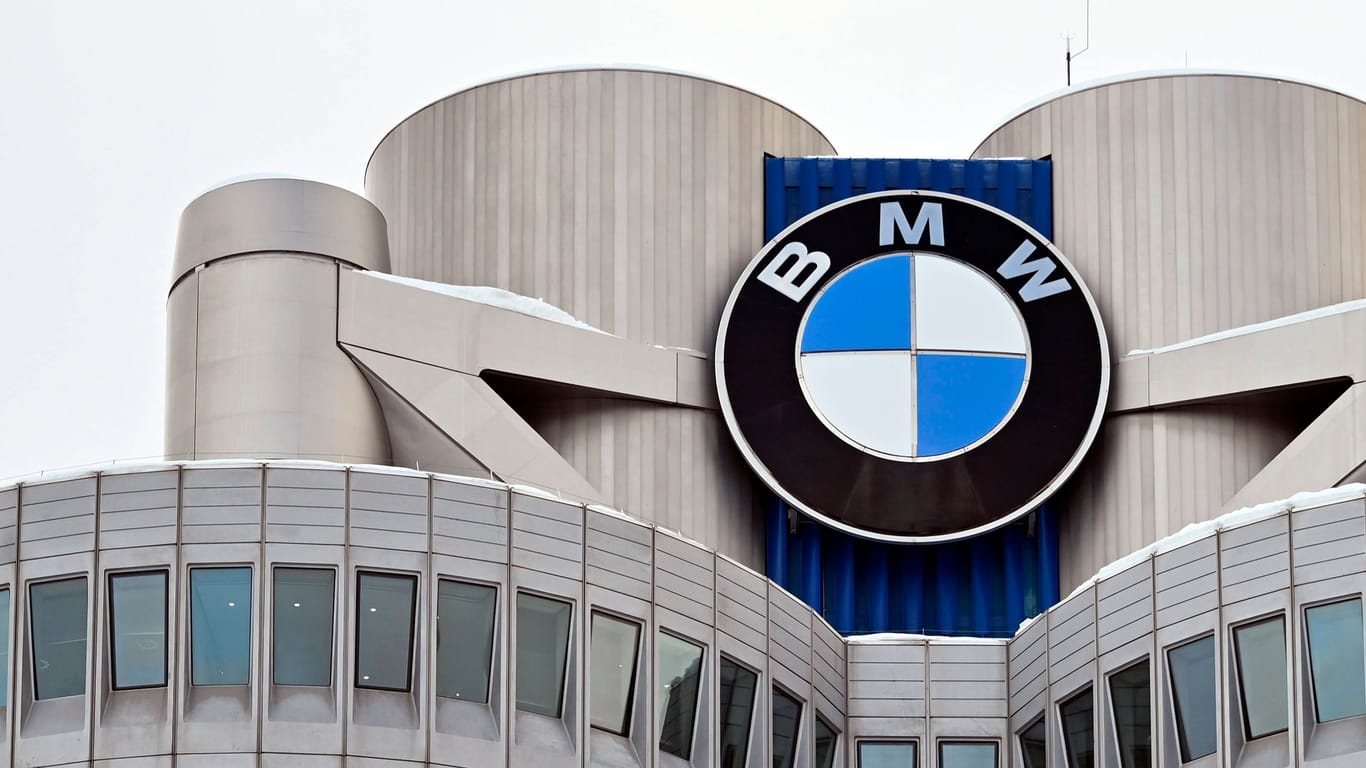 BMW-Logo am BMW-Turm (Archivbild): Der Autohersteller meldet auch Wachstum auf dem chinesischen Markt.