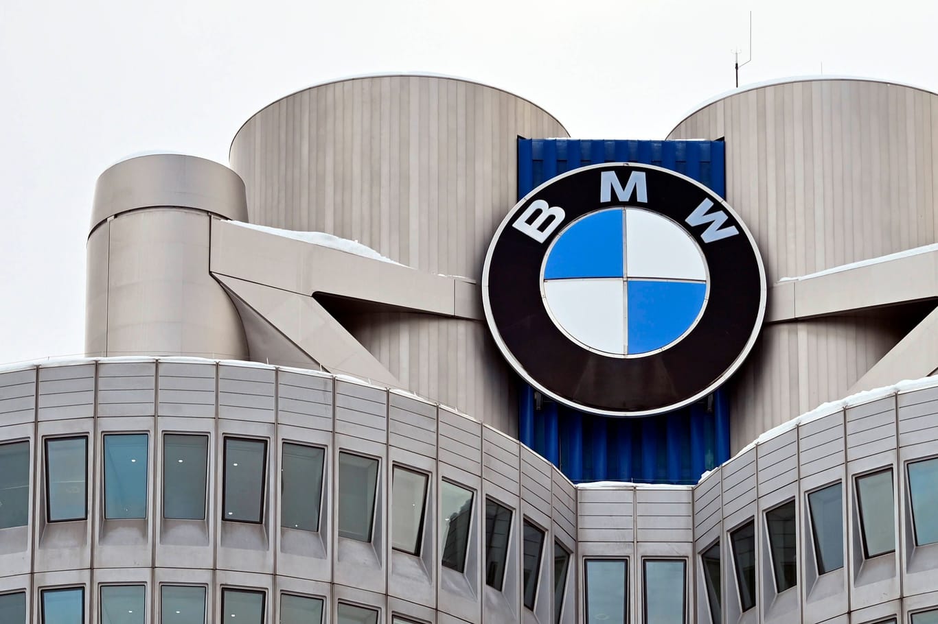 BMW-Logo am BMW-Turm (Archivbild): Der Autohersteller meldet auch Wachstum auf dem chinesischen Markt.
