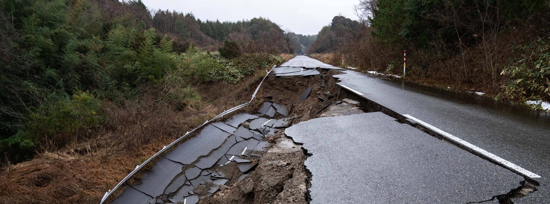 Viele Straßen auf der von dem Erdbeben besonders betroffenen Noto-Halbinsel, sind so schwer beschädigt, dass Teile nur schwer für Einsatzkräfte zu erreichen sind.