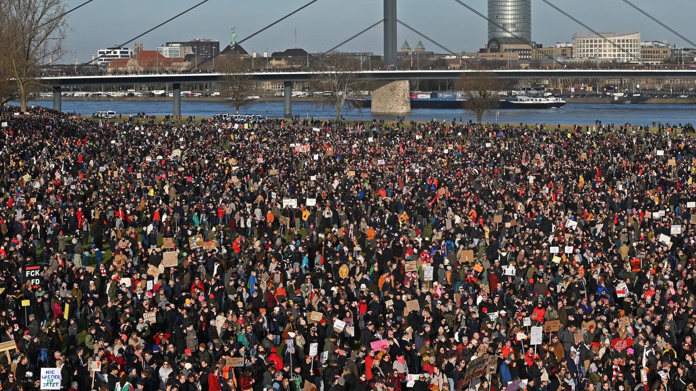 100.000 sollen laut Polizei an der Demonstration in Düsseldorf teilgenommen haben.