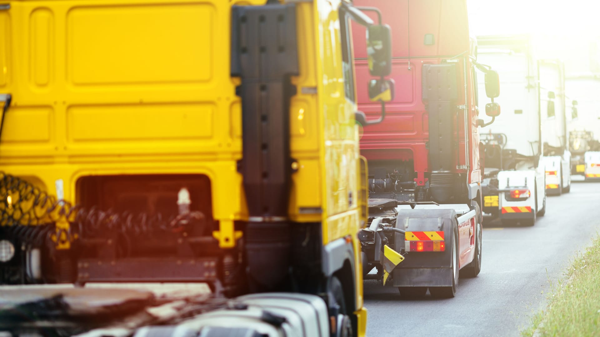 Lkws stehen im Stau (Symbolbild): Nach den Landwirten protestieren jetzt auch Lkw-Fahrer. Autofahrer müssen mit verstopften Straßen rechnen.