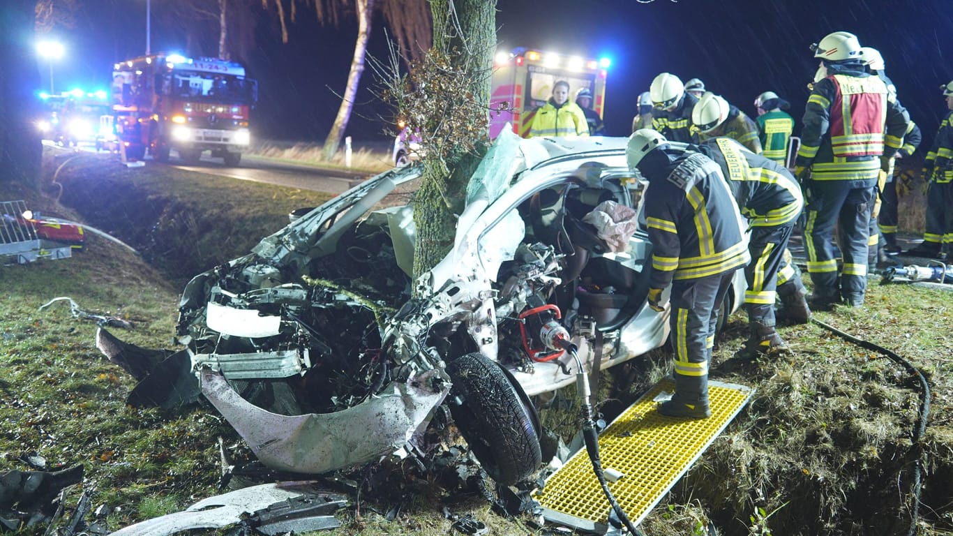 Unfallstelle bei Dötlingen: Der Autofahrer konnte nur noch tot geborgen werden.