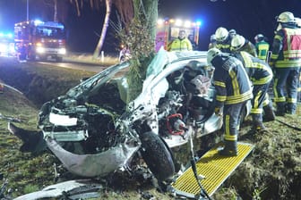 Unfallstelle bei Dötlingen: Der Autofahrer konnte nur noch tot geborgen werden.