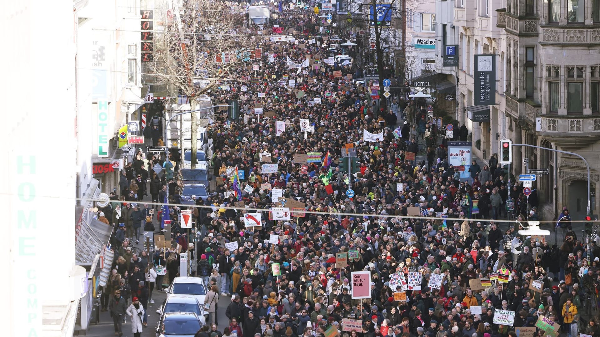 Viele Menschen laufen während der Demonstration durch Düsseldorf.