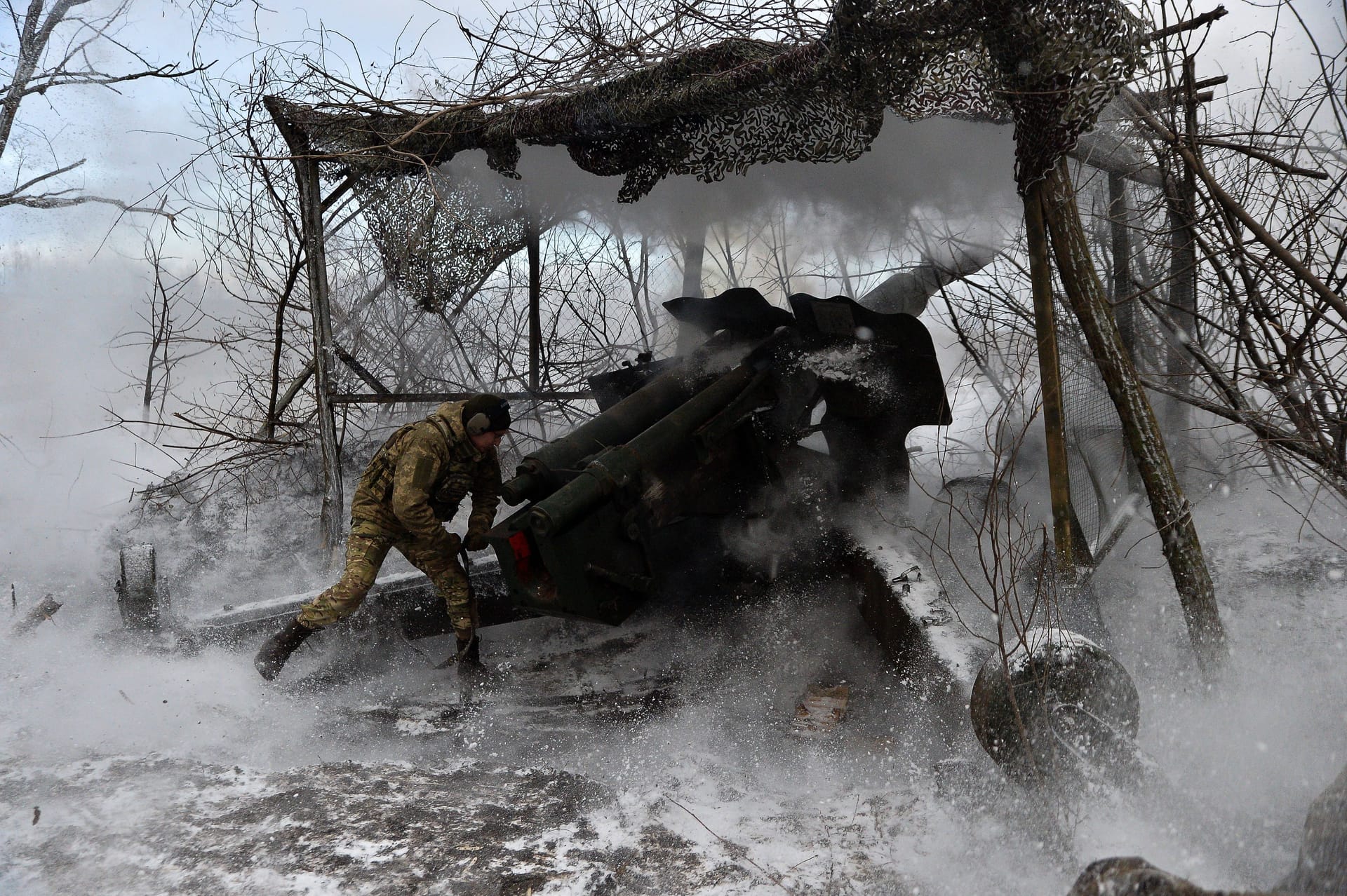 Kampf ums Überleben: Ukrainischer Soldat bei Kupjansk feuert eine Haubitze vom Typ D-20 auf russische Truppen.