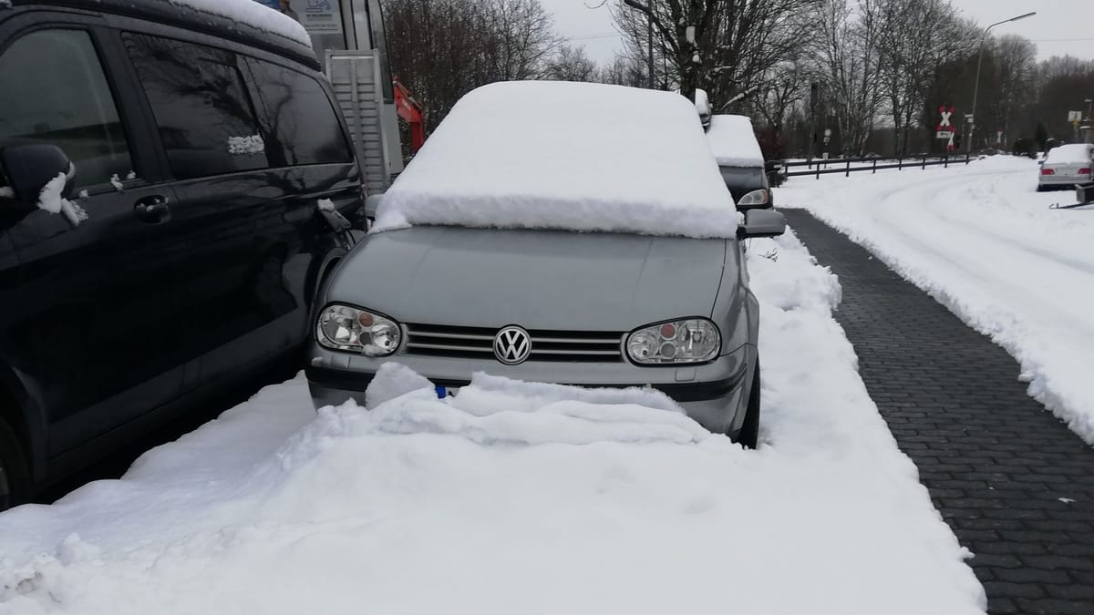 Auto-parken-bei-Schnee-und-Eis-Diese-Fehler-sollten-Sie-vermeiden